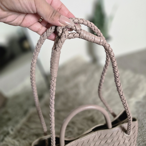 QUINCE Handwoven Satchel - Picture 5 of 9